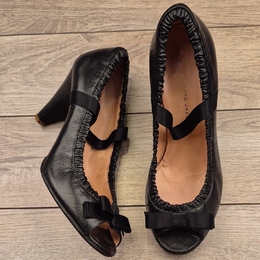 MARC JACOBS Italy Proposal Black Leather Bow Sz 8.5 B Womens Pumps Heels RARE